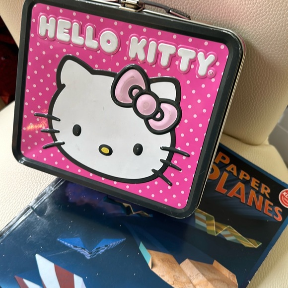 Hello Kitty Lunchbox 😺+ Notebook + Klutz Book of Best Paper Airplanes 🛩️ EUC - Picture 2 of 16